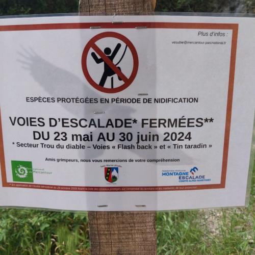 Panneau d'interdiction sur site © F. Chavagneux / PnM