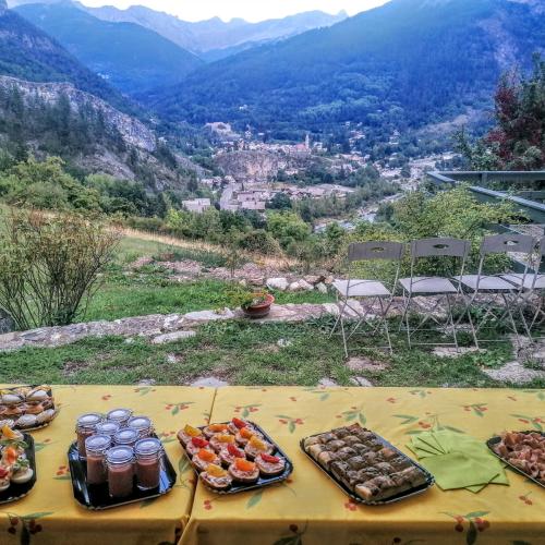 Buffet avec vue sur Colmars © AME