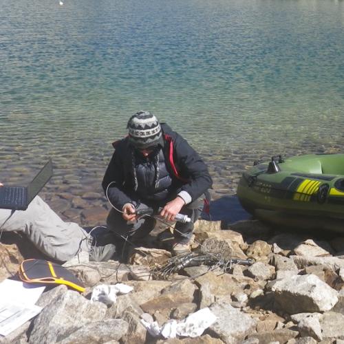 Des agents du Parc effectuent des prélèvements et analyses sur la qualité de l'eau © P. Archimbaud / PnM