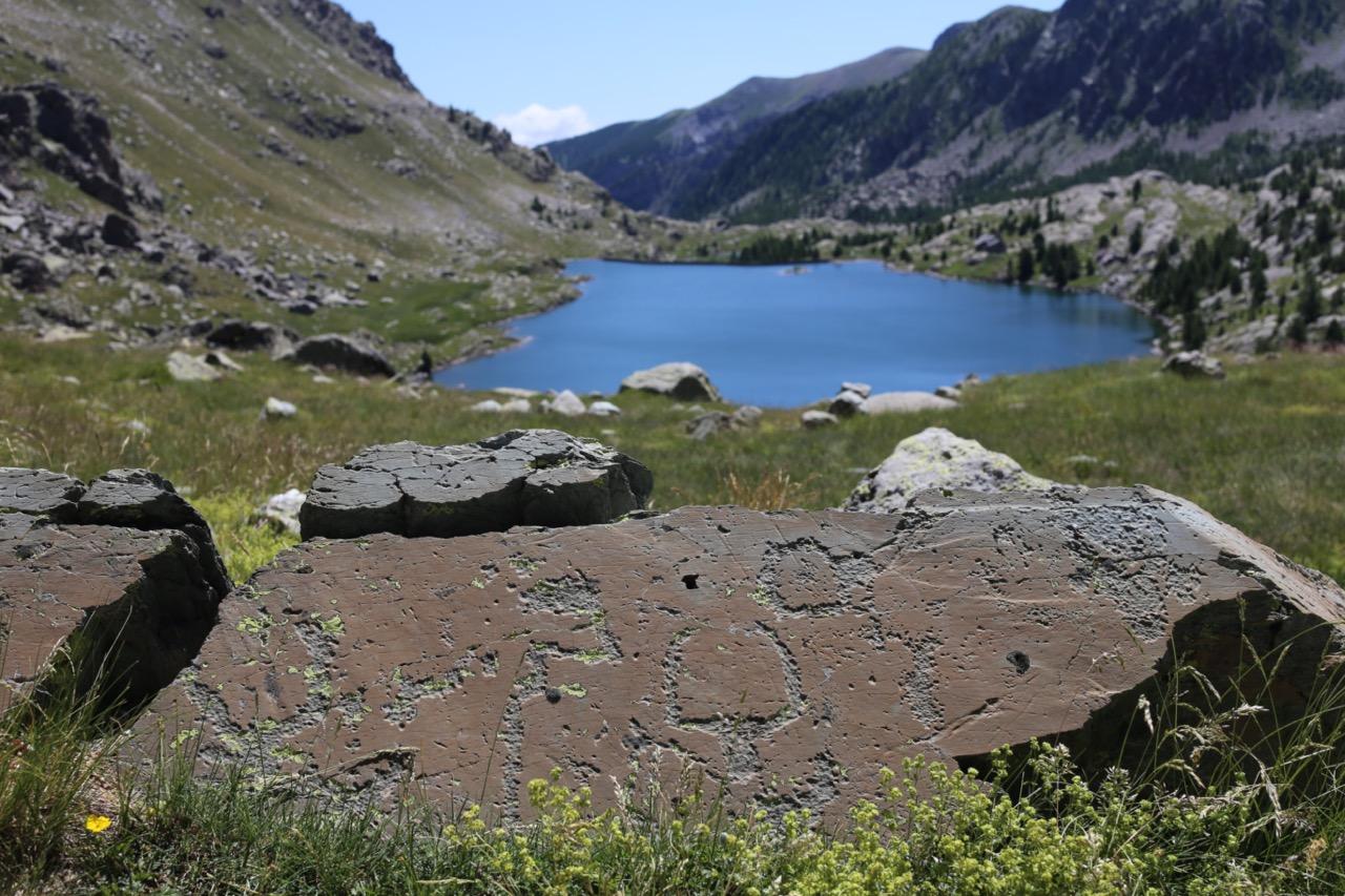 Vallée des Merveilles, des gravures protohistoriques au dessus du Lac Long des Merveilles. À découvrir accompagné d'un guide. © I. Lhommedet / PnM