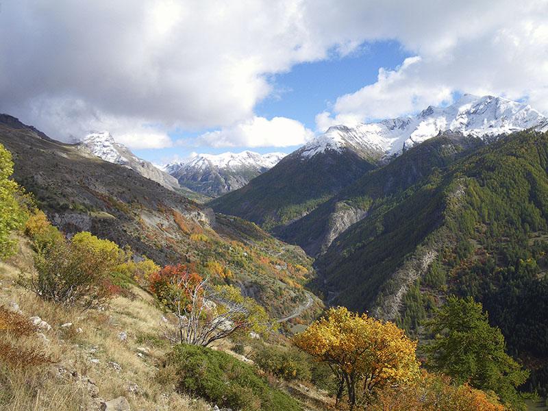 Le vallon du Bachelard bien coloré à la mi-octobre après des premières neiges automnales, sommets enneigés