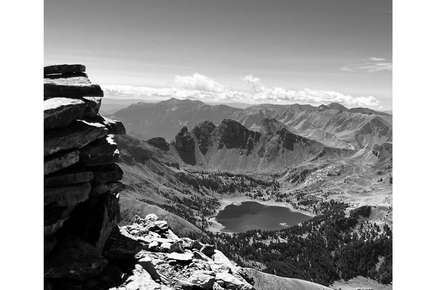 Photo en noir et blanc prise depuis le sommet du Mont Pelat – 31 août 2023 – 111 ans après le cliché d’origine © M. Jung / PnM