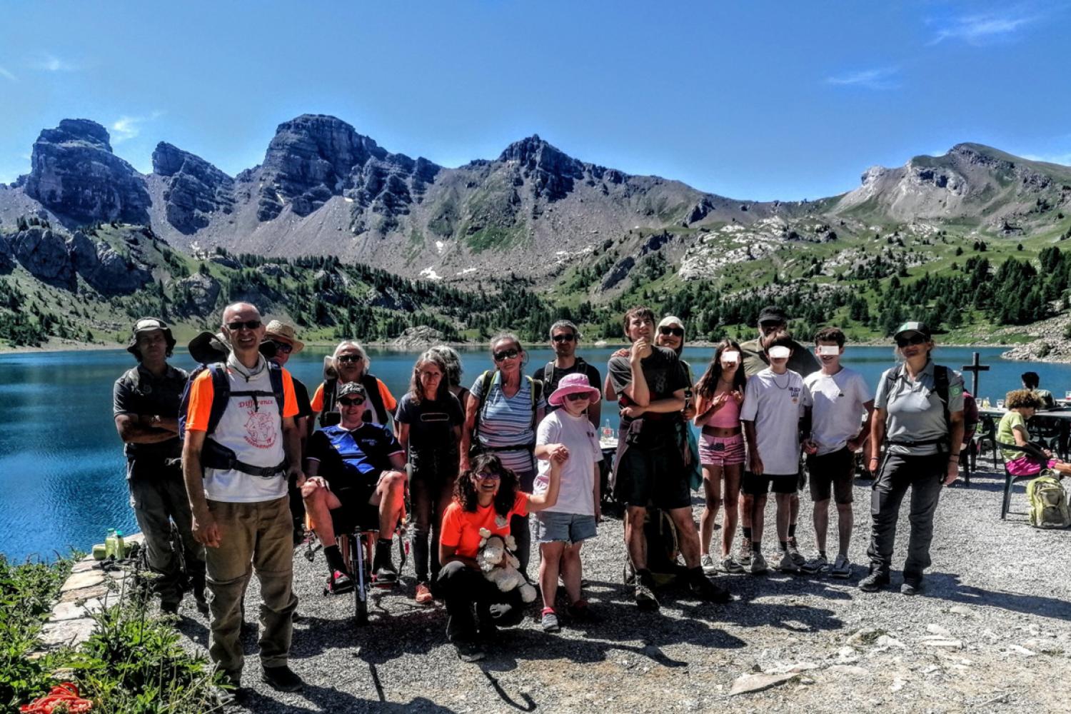 Sortie au lac d'Allos pour des personnes à mobilité réduite © Association Mercantour Écotourisme