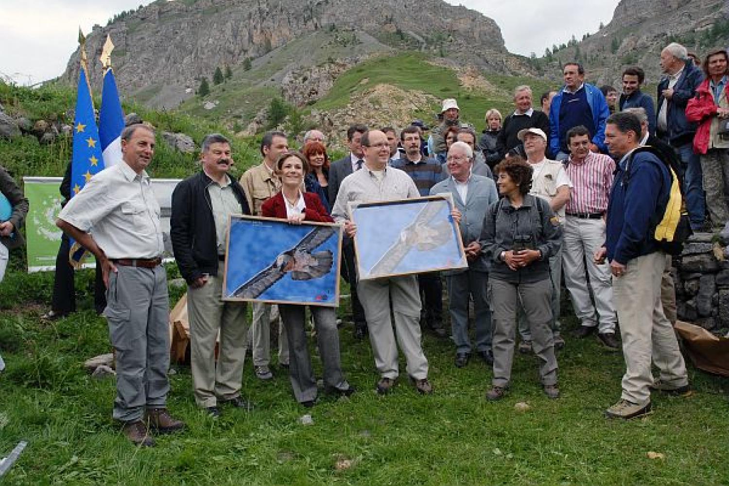 Opération 2009 réintroduction du gypaète barbu (Gypaetus barbatus), sur le site de Vignols. Présence du Prince Albert de Monaco au nom de sa fondation pour l'environnement. © P. Arsan / PnM