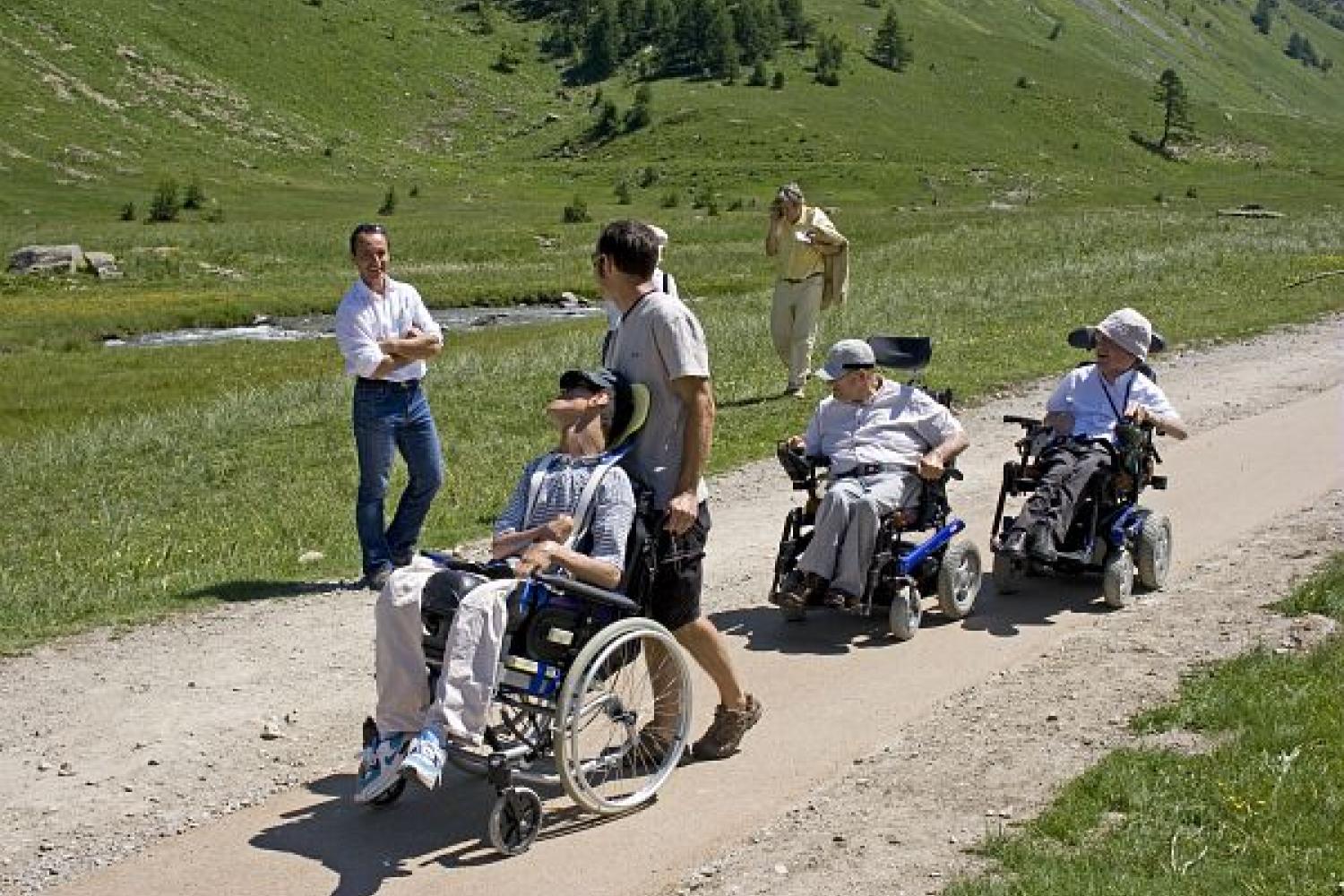 Inauguration le 8 juillet 2010 du sentier du Lauzanier équipé pour recevoir des personnes handicapées. Un projet soutenu par la GMF. © M. Ancely / PnM