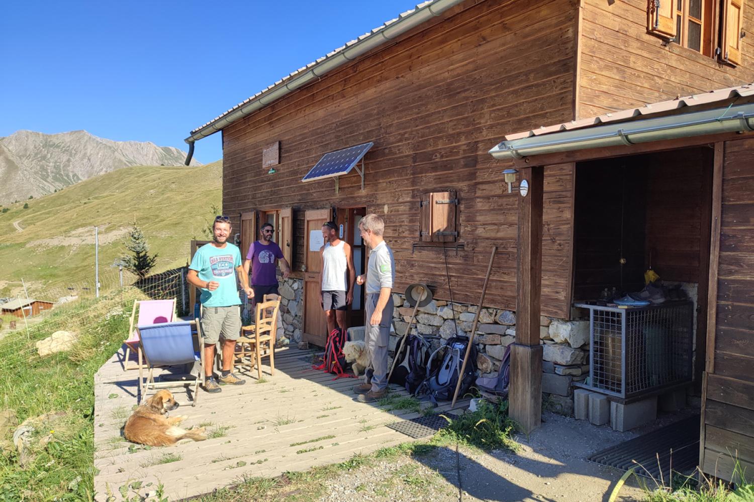 Accueil à la cabane par l'éleveur et son aide berger avant la visite de terrain, en partenariat avec le CERPAM - alpage du Col d’Allos (Haut Verdon, été 2024). © DR / PnM