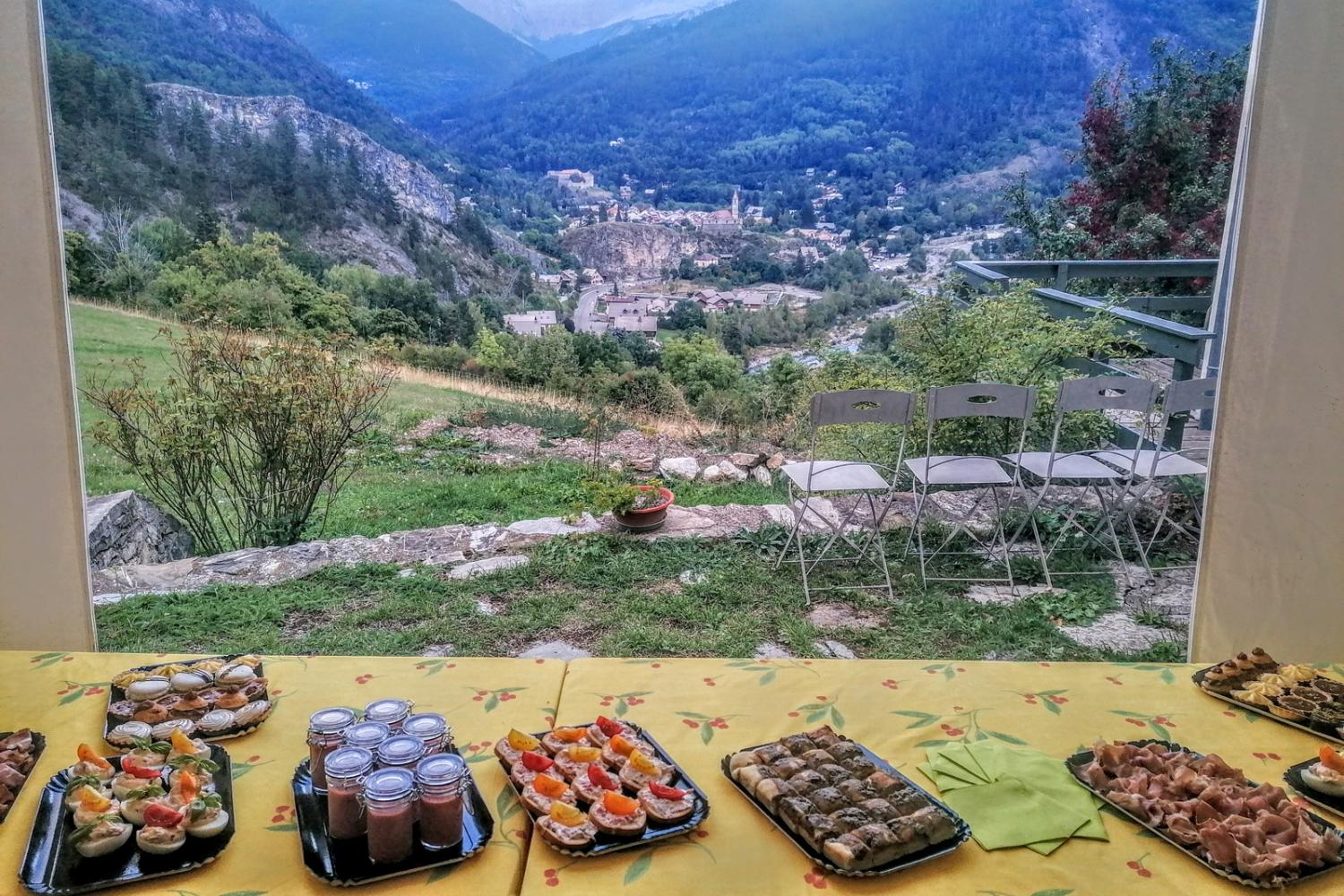 Buffet avec vue sur Colmars © AME