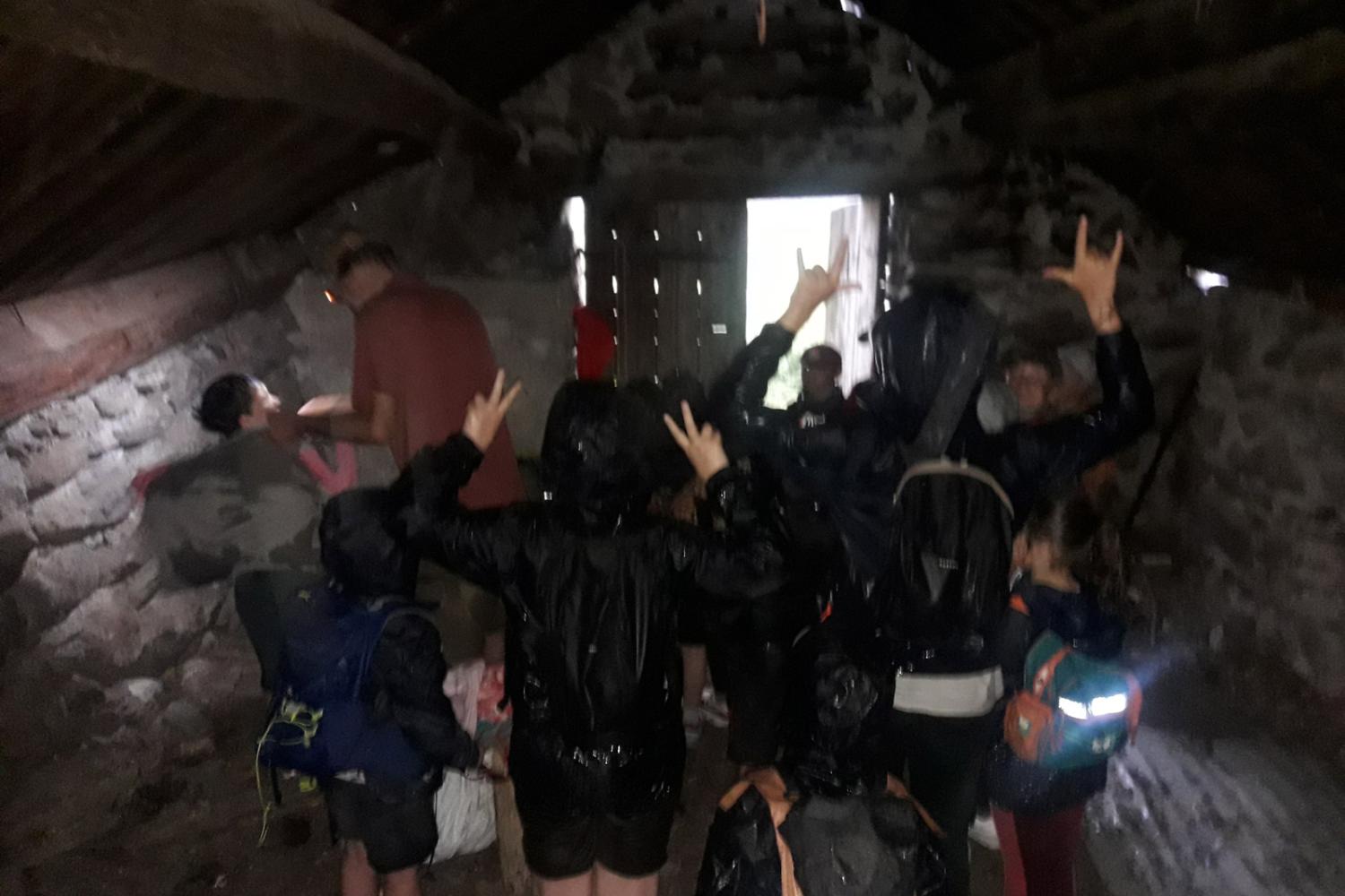 À l'abri de la grèle sous la cabane de Fontanalbe © L. Zimmermann / PnM
